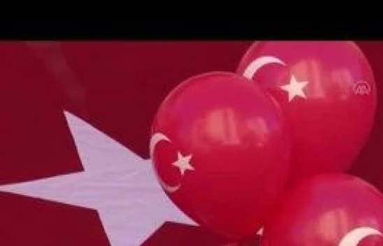 Diyarbakır anneleri HDP il binası önünde Cumhuriyet Bayramını kutladı