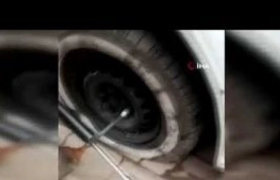 Durduk yere minibüsün lastiğini kesip yoluna devam etti