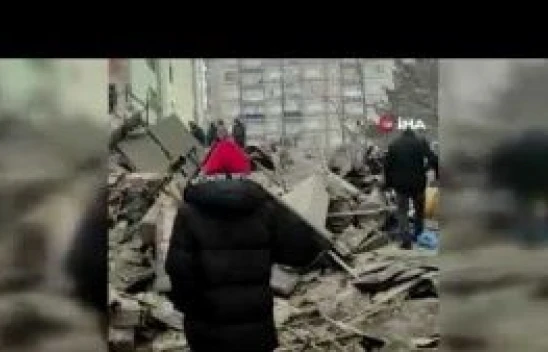 Elazığ bir bina çöktü, biri polis 4 kişinin olduğu tahmin ediliyor