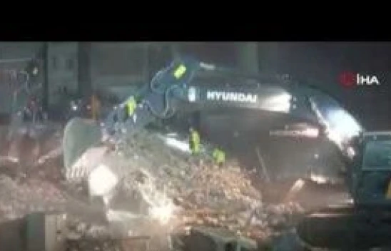 Elazığ'da çöken binada arama kurtarma çalışmaları sürüyor