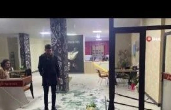 Elazığ'da ticari araç önce kuryeye ardından iş yerine çarptı