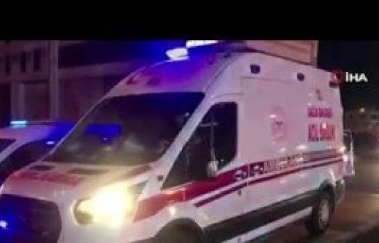 Elazığ'da otomobil, park halindeki araçlara çarptı: 2 yaralı