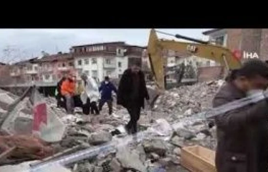 Enkaz altından erkek cesedi bulundu