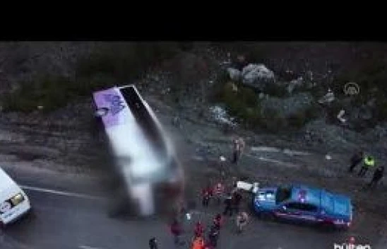 Erzincan'da devrilen yolcu otobüsündeki 22 kişi yaralandı