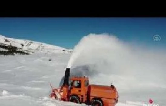 Erzincan'da karayolları ekipleri Kızıldağ ve Sakaltutan geçitlerinde zorlu mesaide