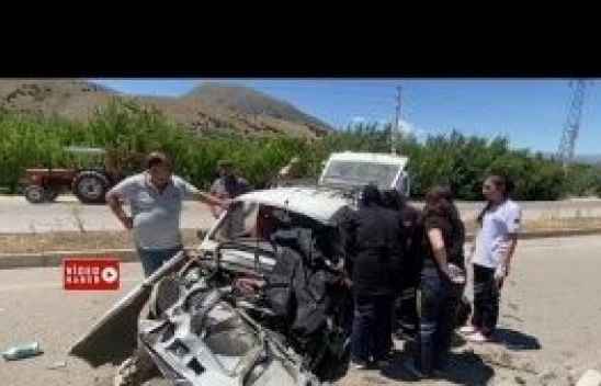 Erzincan'da TIR otomobili biçti: 1 ölü