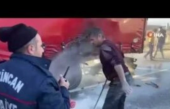 Erzincan'da TIR seyir halindeyken alev aldı