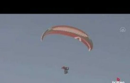 Erzincan'ın kurtuluşunu gökyüzünde Türk bayrağı açarak kutladılar