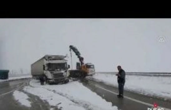 Erzurum'da TIR'ın karda kaymasıyla kapanan Erzurum - Erzincan kara yolu ulaşıma açıldı