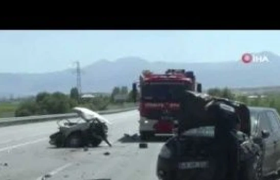 Erzurum'da feci kaza, araç ikiye bölündü: 5 yaralı