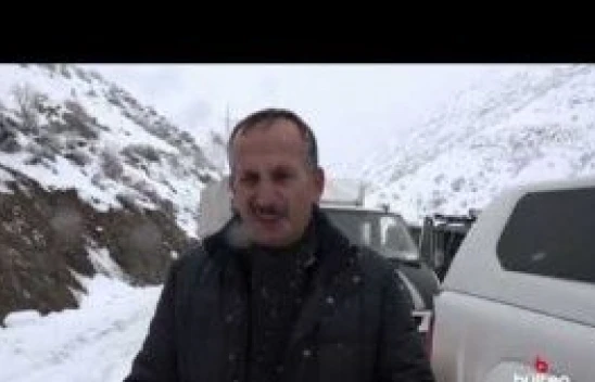 Hakkari'de aracı kara saplanan sürücüye Şemdinli Belediye Başkanı Saklı yardım etti