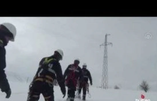 Hakkari'de ekipler hediklerle karlı yolları aşıp elektrik arızalarını gideriyor