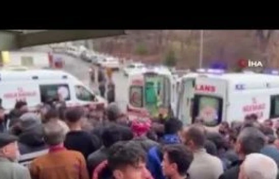 Hakkari'de turnuvaya giden öğrencileri taşıyan ambulans kaza yaptı