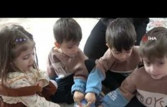 Hakkarili dördüzler kumbaralarını depremzedelere bağışladı