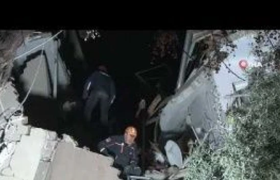 Hatay'daki son depremde eşyalarını almak isteyen 3 kişi enkaz altında kaldı