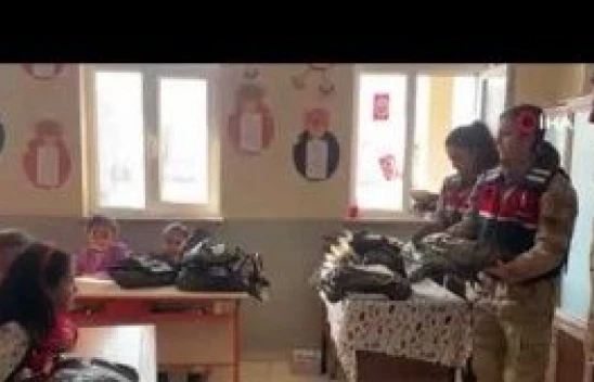 Jandarmadan köy okulu öğrencilere sürpriz