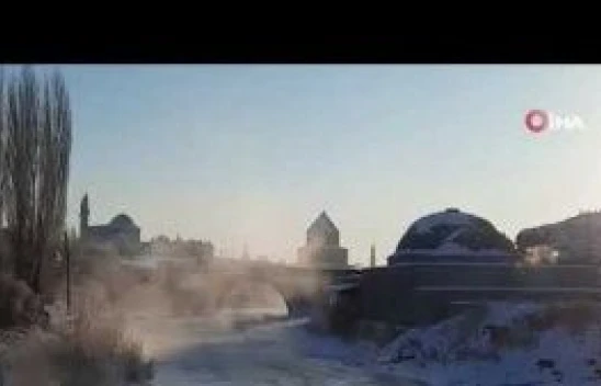 Kars eksi 22'yi gördü, her taraf buz tuttu