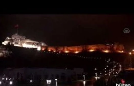 Kars Kalesi kadına yönelik şiddete dikkati çekmek için turuncu ışıklarla aydınlatıldı