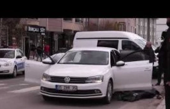 Kars'ta bir sürücü kırmızı ışık beklerken silahlı saldırıya uğradı