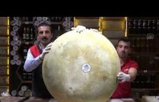 Kars'ta sezonun ilk gravyeri bağlama eşliğinde tezgahtaki yerini aldı