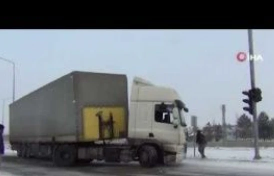Kars'ta TIR'lar yollarda kaldı