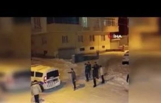 Kayganlaşan yolda kalan polis ekiplerinin yardımına vatandaş koştu