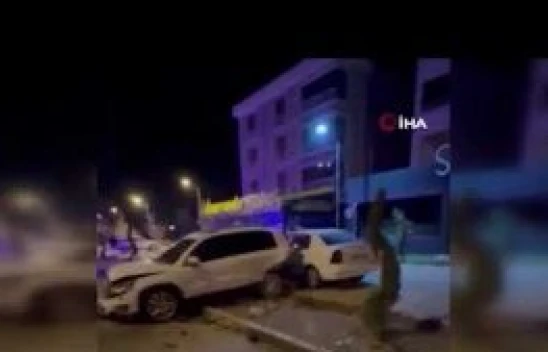 Kontrolden çıkan otomobil 4 araca çarptı