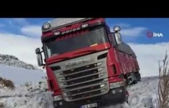 Kontrolden çıkan TIR, kamyonla çarpıştı