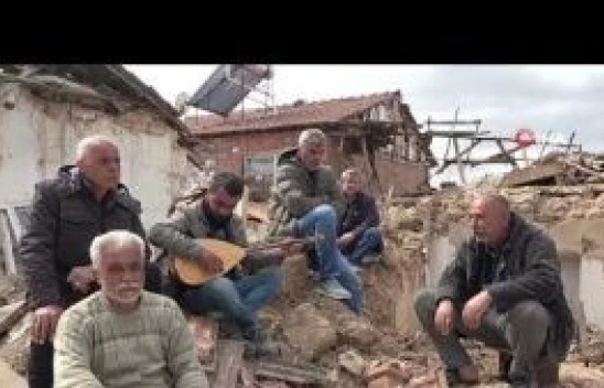 Malatya'da depremzedeler enkaza türkü yaktı