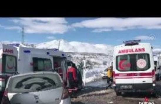 Malatya'da iki otomobilin çarpışması sonucu 9 kişi yaralandı