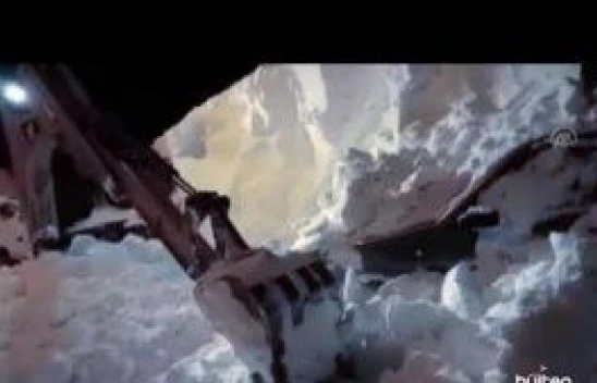 Malatya'da üzerinde 5 metre kar biriken otomobil iş makinaları yardımıyla çıkarıldı