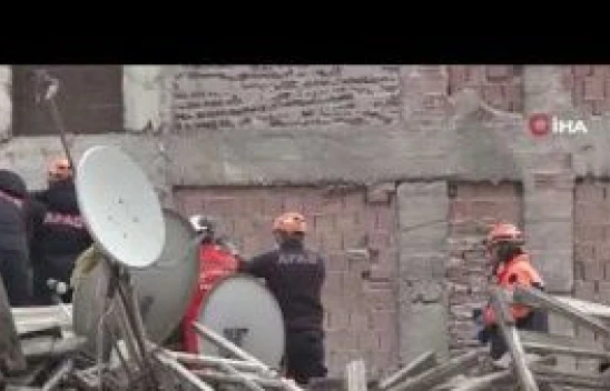 Malatya'da ağır hasarlı 5 katlı bina çöktü