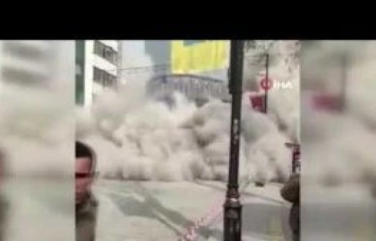 Malatya'da meydana gelen depremde binaların yıkılma anı cep telefonuna yansıdı