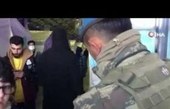 Mehmetçiğin dikkati sayesinde depremzede iki çocuk kaybolmaktan kurtuldu