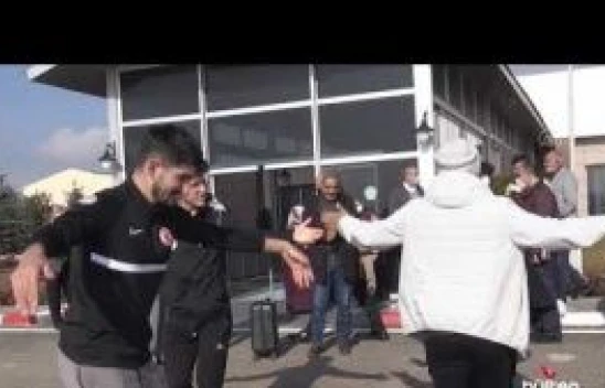 Milli curlingciler ve milli patenci Akar, davul zurnayla karşılandı