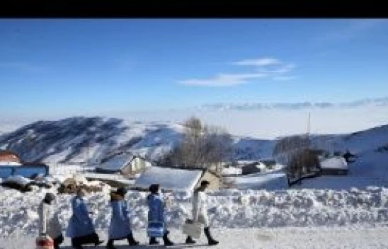 Muş'ta aşı timleri, karlı yolları aşarak en ücra köylere ulaşıyor