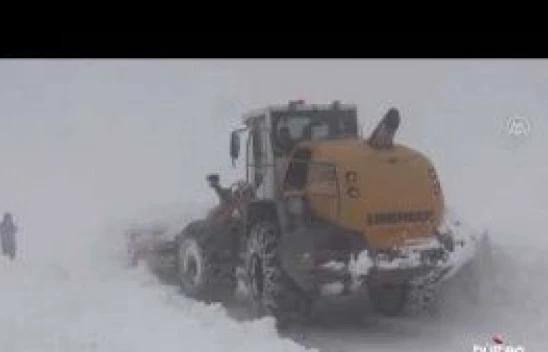 Muş'ta ekipler kilometrelerce yolu kardan temizledi
