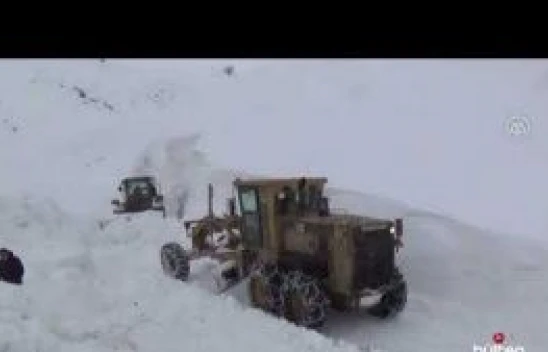 Muş'ta kardan dolayı kapanan yolda genişletme çalışması başlatıldı