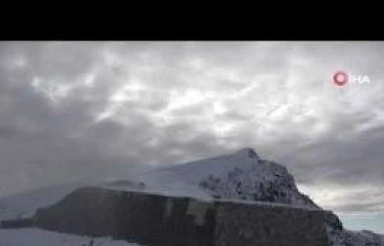 Nemrut Krater Gölü'nde iki mevsim bir arada yaşanıyor