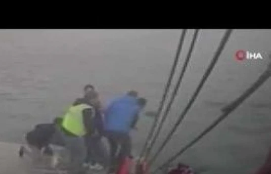 Ölüme atladı, yolcu ve görevliler son anda kurtardı