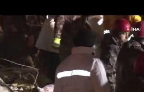 Önce 6 yaşındaki Kübra, ardından 6 aylık hamile annesi kurtarıldı