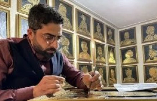 Osmanlı padişahlarını varak sanatıyla ahşaba resmetti