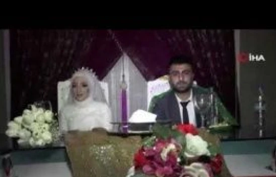 Otomobilin ön tarafını kesti gelin damat masası yaptı