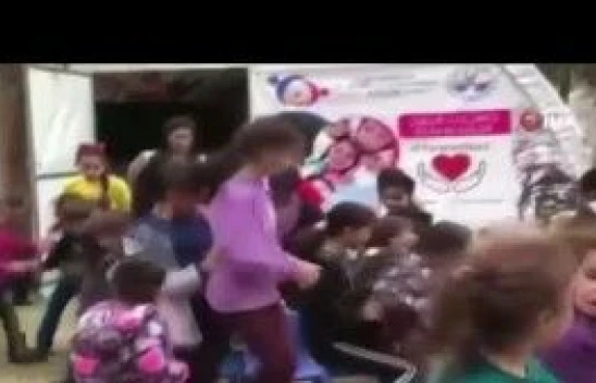 Oyun çadırı ile depremi yıkıcı izleri silinmeye çalışılıyor