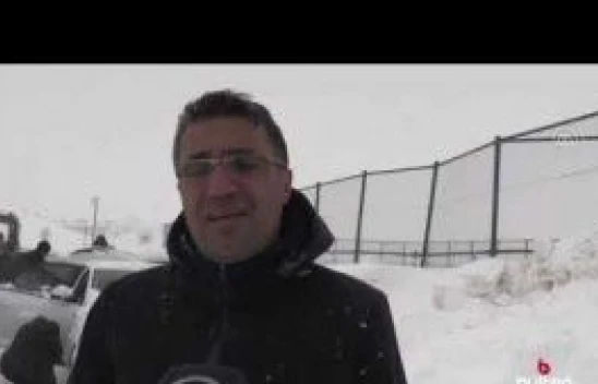 Park halindeki 7 otomobilin üzerine çığ düştü