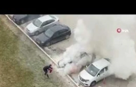 Park halindeki araç alev aldı