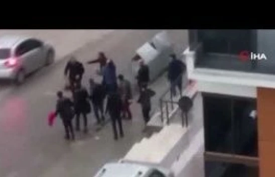 Sağanak yağış altında yapılan kavga hastanede bitti!