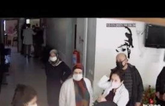 'Sen ne biçim doktorsun.' dedi ve saldırdı