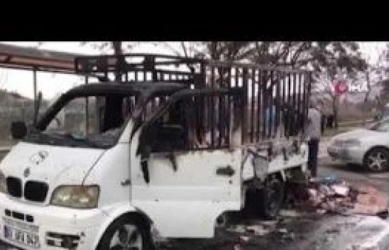 Seyir halinde alev alan pikap küle döndü, 14 yaşındaki çocuk yaralandı