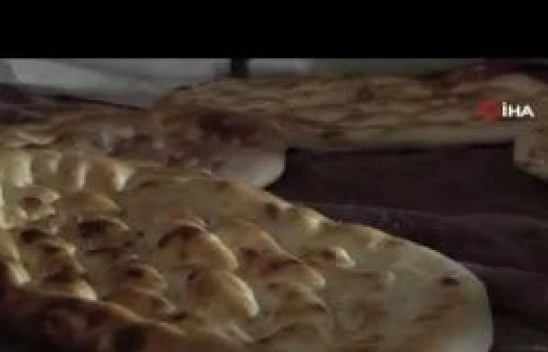 Seyyar fırında depremzedelere ücretsiz sıcak ekmek